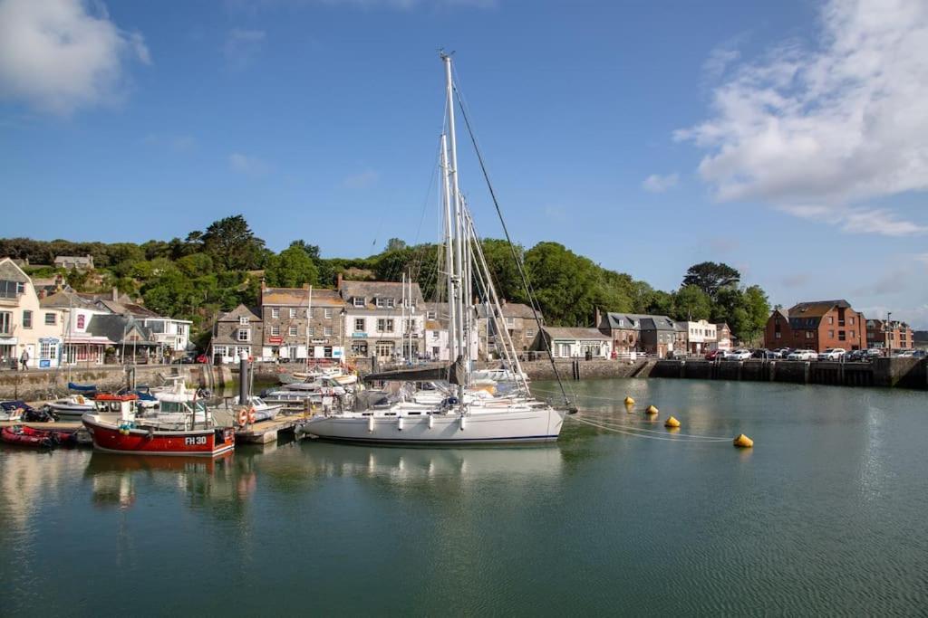 Trethvor House Ensuite Double With Free Parking In Quiet Residential Area Homestay